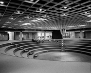 856111 Interieur van de Openbare Scholengemeenschap Hendrik van der Vlist (Amerikalaan 109) te Utrecht: aula.